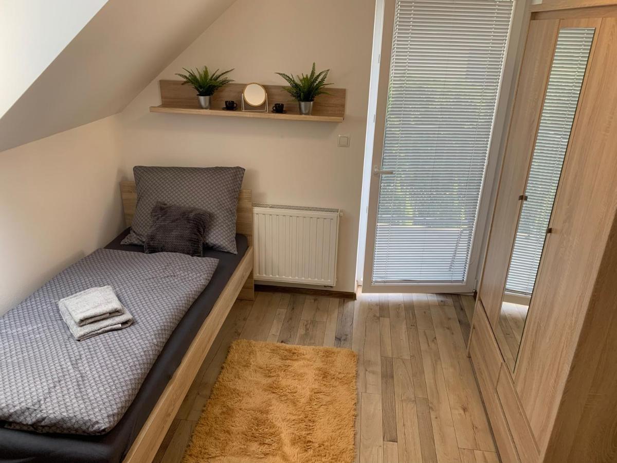 Cozy 2-Bedroom Vacation Apartment With Entire Top Floor Gaj  Exterior foto