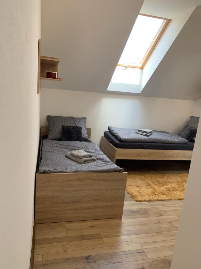 Cozy 2-Bedroom Vacation Apartment With Entire Top Floor Gaj  Exterior foto