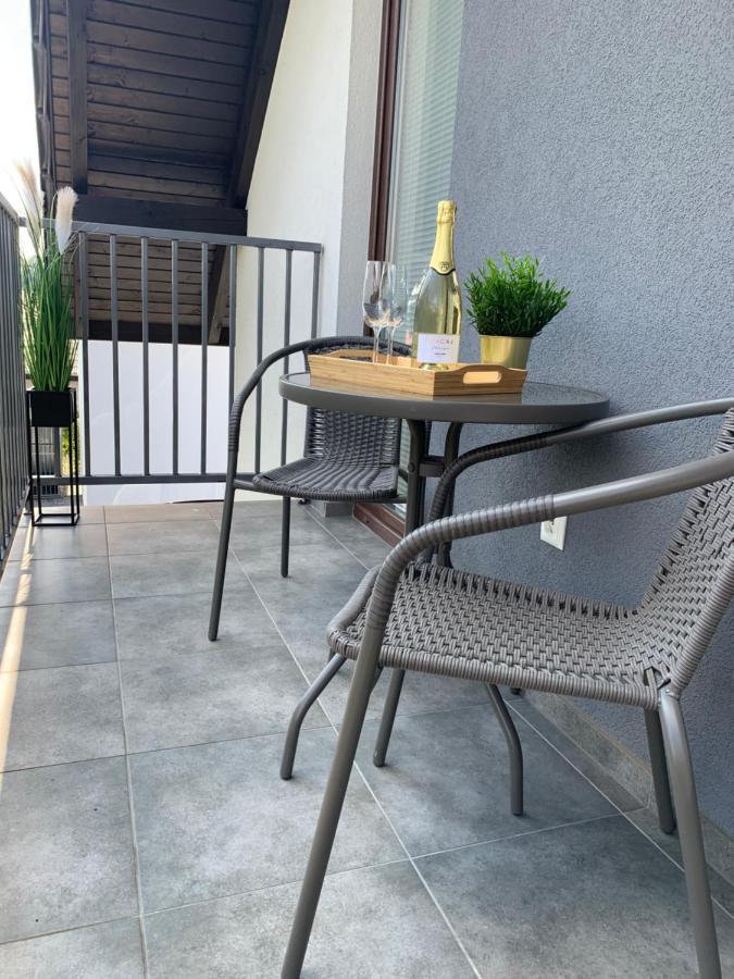 Cozy 2-Bedroom Vacation Apartment With Entire Top Floor Gaj  Exterior foto